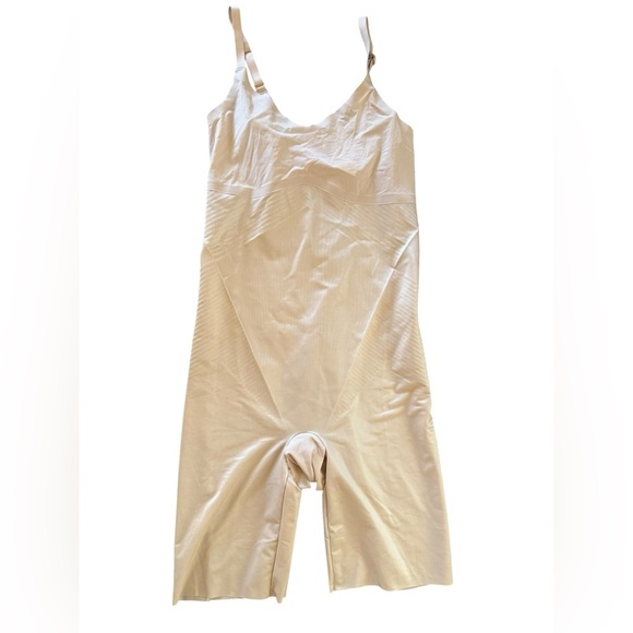 NEW! SPANX THINSTICTS 2.0 Seamless Nude Bodysuit! - Picture 3 of 5